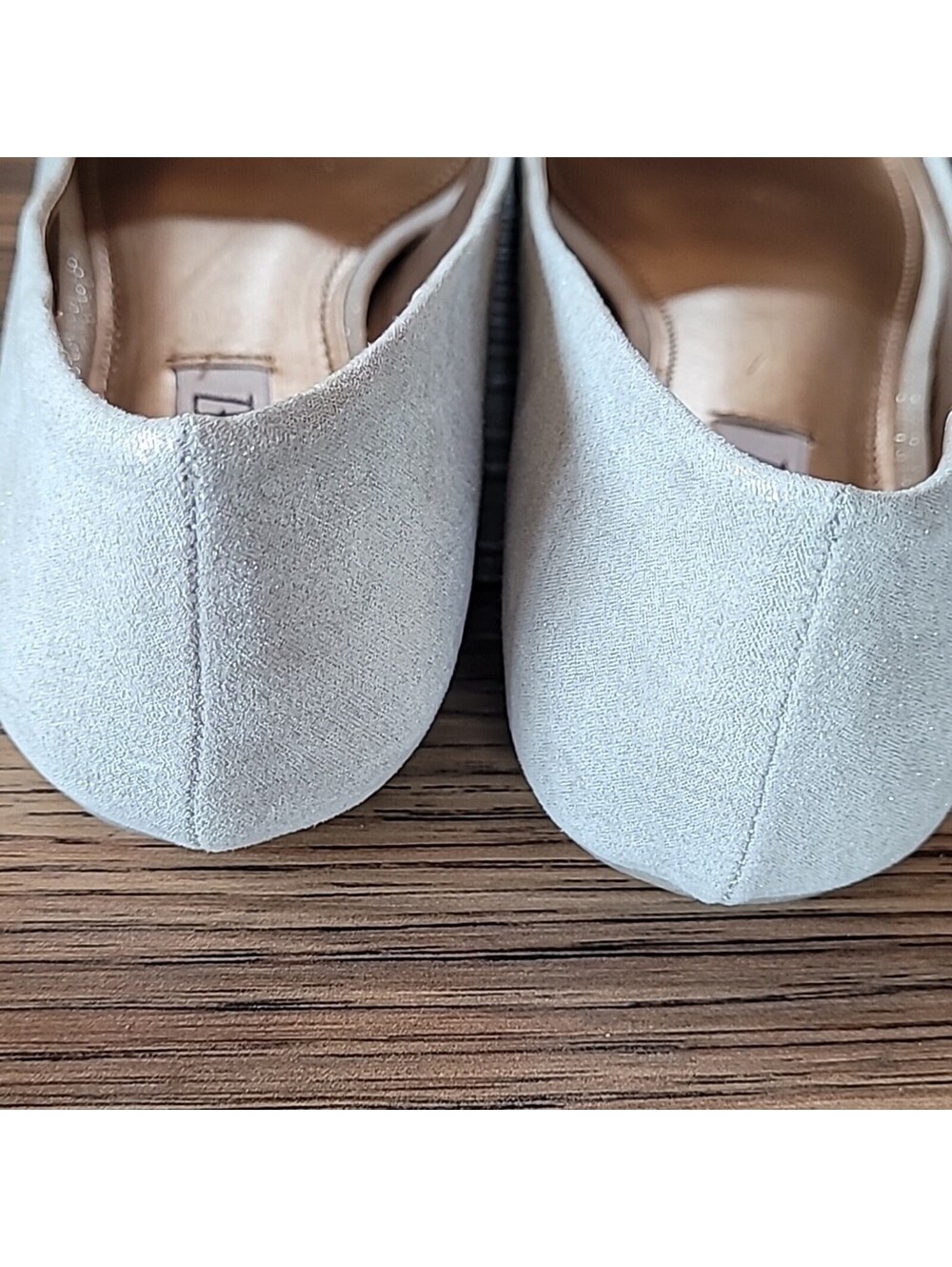 Jennifer Lopez Women's Beige and Gold Flats – Stylish Comfort for Any Occasion - Picture 6 of 9